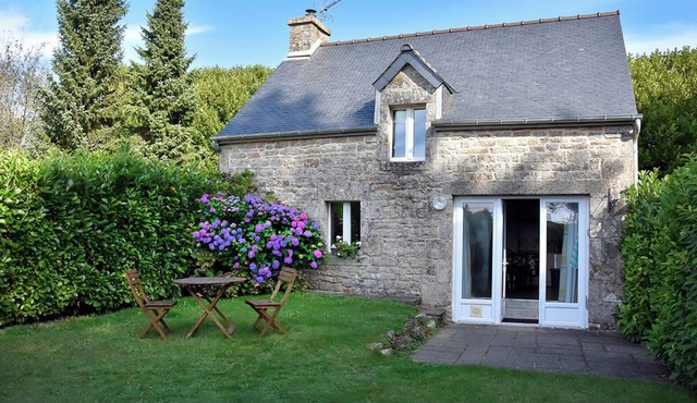 Charming Breton house in peaceful setting, close to Lake Guerledan