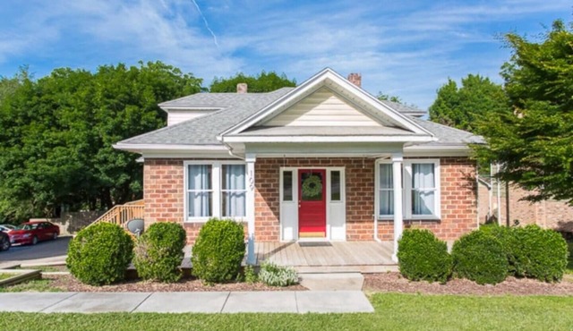Charming Brick Bungalow Steps from JMU Fenced backyard 30 day min