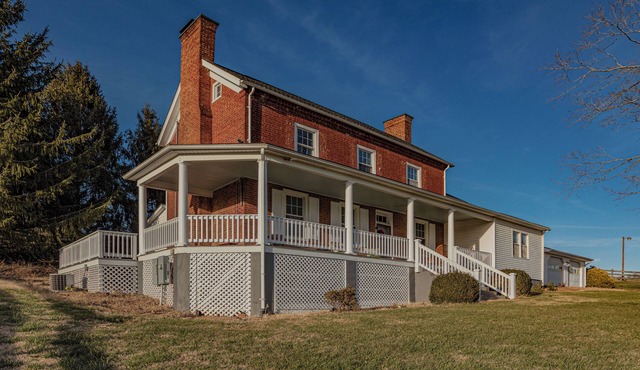 Charming Brick Farmhouse w/Wraparound Porch in Brownsburg VA! WIFI & AC
