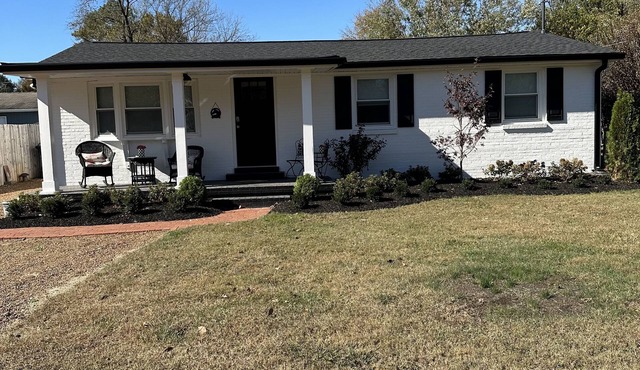 Charming brick home near Historic Downtown Franklin