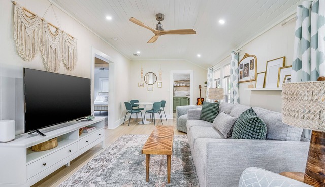 Charming & Bright 2 bedroom ~ Close to Downtown Savannah/Airport