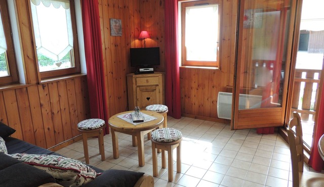 Charming bright 3-room apartment, near center, parking, quiet