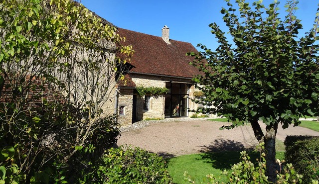 Charming, bright and quiet house on the banks of the Burgundy canal