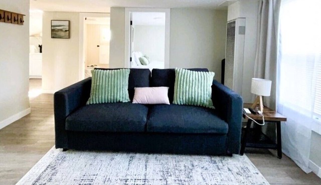 Charming & Bright Gem: Awesome Location/AC/Laundry