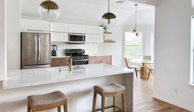 Charming & Bright Retreat - Luxe Pool - Golf Views!