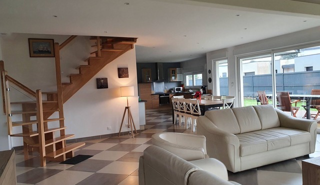 Charming, bright, spacious house (sleeps 12) 2 mns from the beach