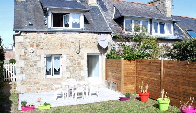 Charming Brittany Cottage 100m from Sea, with Garden & Terrace in Trégastel