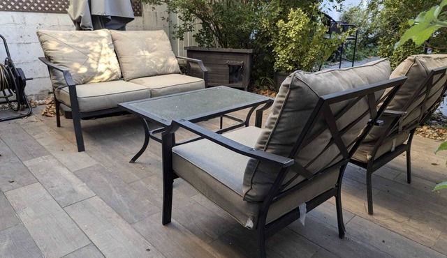 Charming Brooklyn apartment with furnished yard, garden, and near parks!