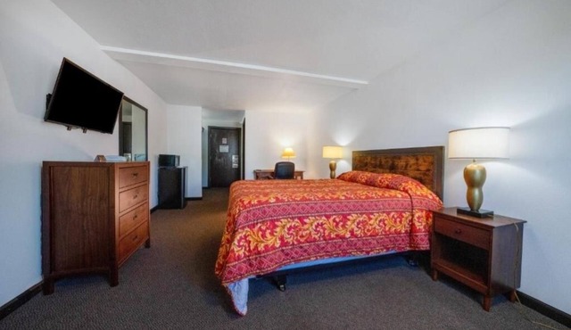 Charming Budget-Friendly Portland Room w/Free Parking Near Governor McCall Park