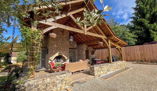 Charming Bungalow with stunning views of the Dordogne River in the Perigord Noir