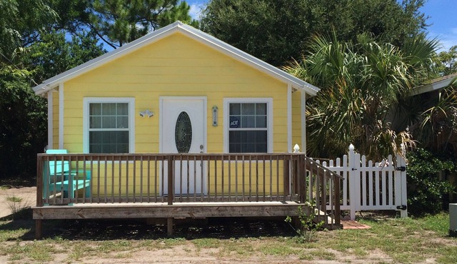 Charming Bungalow Close to Beach, Golf and Entertainment