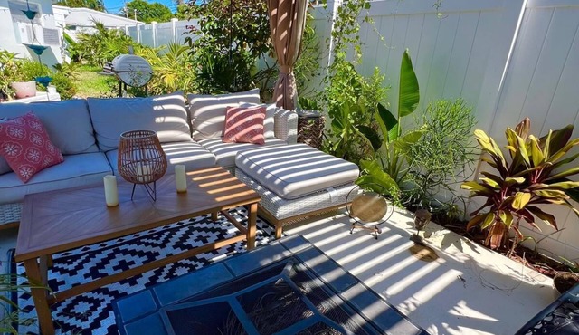 Charming bungalow in serene Fort Lauderdale with private entrance and parking