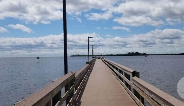 Charming bungalow - Walk to SunSeekers Resort, the Fishing Pier and Beach