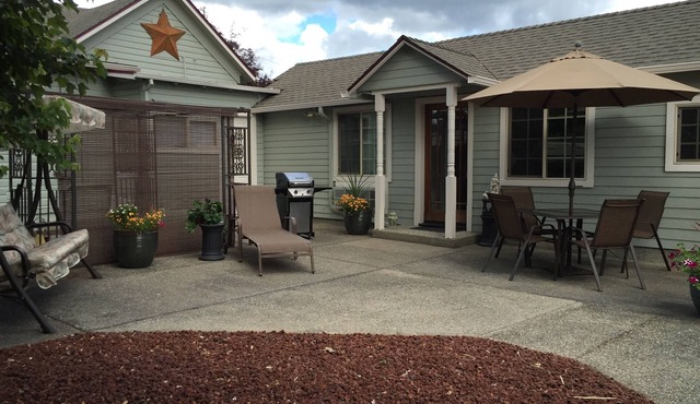 Charming Bungalow 1 1/2 blocks to Historic Grants Pass