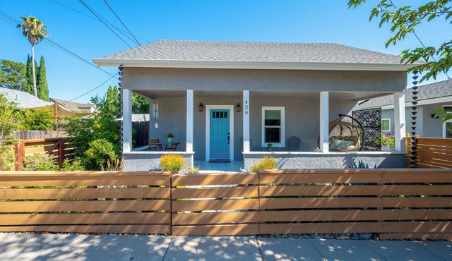 Charming Bungalow 2bd/2ba Office Ensuite Util Incl! Walk downtown! 31+ nights