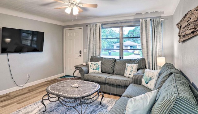 Charming Bungalow - 7 Mi to St Pete Beach!