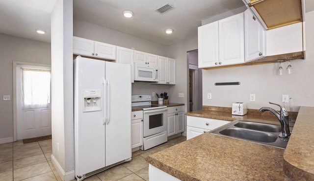 Charming Bungalow 8 minutes to Ybor City and 12 minutes to Tampa Airport