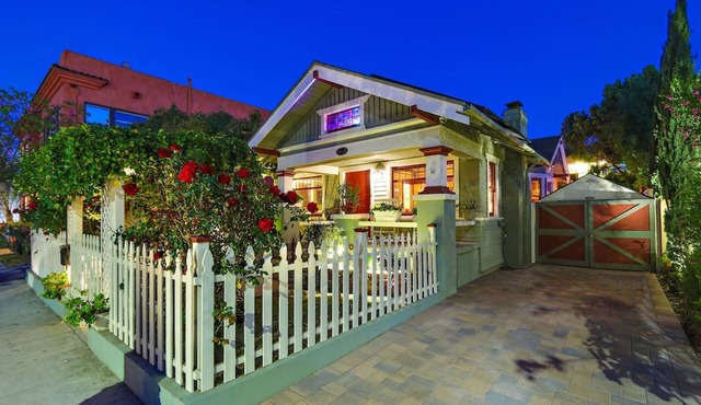 Charming Bungalow, A/C, HotTub, Close to Beach