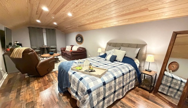 Charming bungalow apartment 1.2 miles from downtown Woodstock, GA