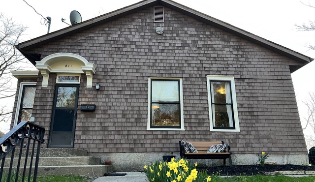 Charming Bungalow Close to Downtown and University of Iowa Campus