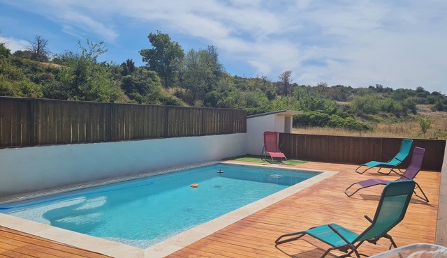 Charming Bungalow with Private Pool, Wi-Fi, and Air Conditioning