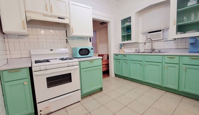 Charming bungalow in DowntownSan Antonio. Covered Carport! Laundry! Private Yard
