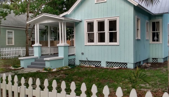 Charming bungalow in Sanford's historical district