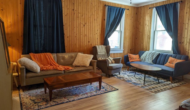 Charming Bungalow in the Heart of Elberton! Short walk to downtown!