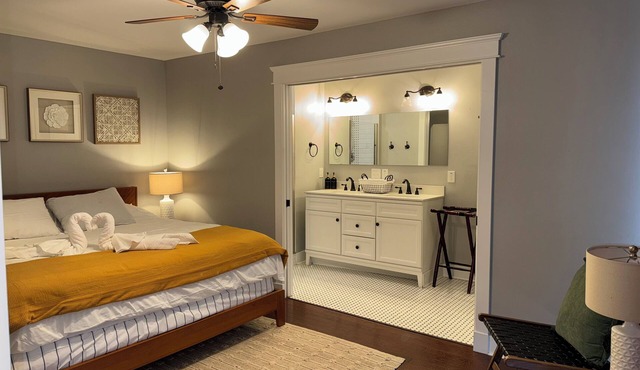 Charming bungalow in Tampa with king suite/WiFi/Walking distance to Stadium