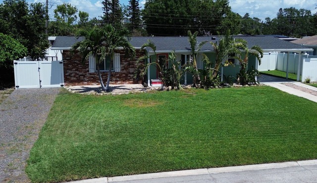 Charming Bungalow in west Bradenton only minutes from Bradenton beach and IMG.