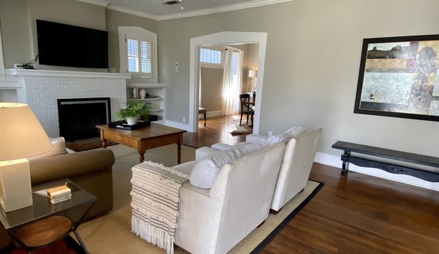 Charming bungalow in the Cultural District,walk to Will Rogers and Dickies Arena