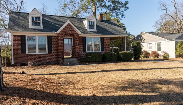 Charming Bungalow, King Bed, 5min to Ft. Jackson and Downtown