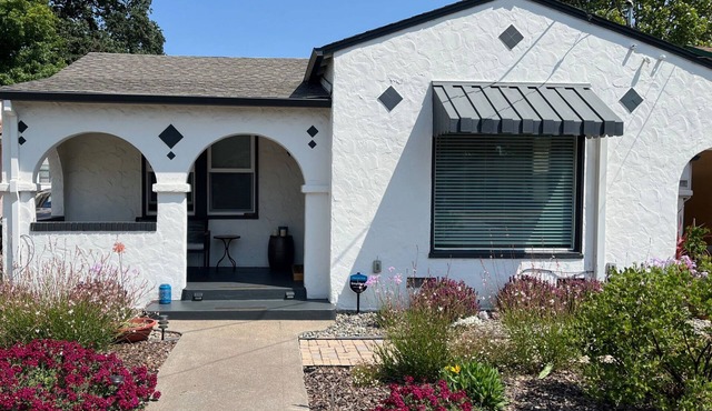 Charming bungalow: near downtown, bonus breakfast room, gardens, & patio