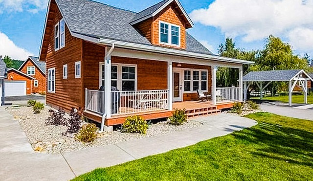 Charming bungalow near the lake with fireplace, central AC, & washer/dryer