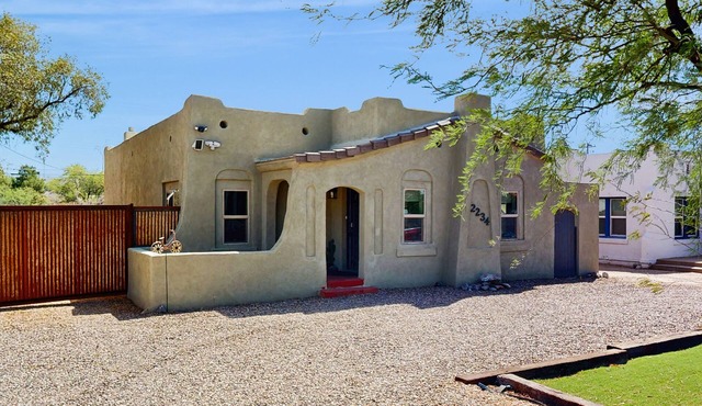 Charming bungalow near U of A with central AC, WiFi, washer/dryer & kitchen