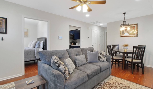 Charming Bungalow Near Downtown Historic Savannah