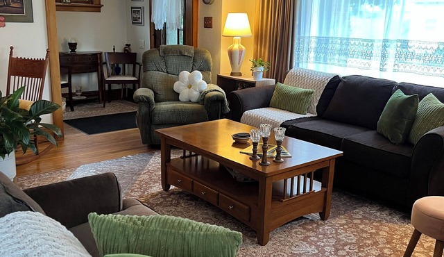 Charming Bungalow/❤️ of Bay View/Parking - Central Air - Deck - Washer/Dryer