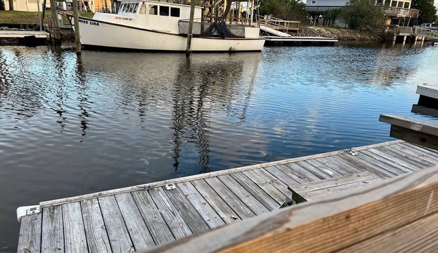 Charming bungalow on the main canal and NO stairs