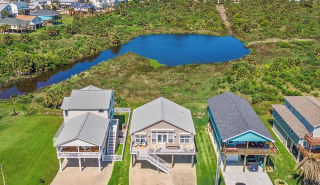 Charming Bungalow Steps from the Beach w/Fire Pit