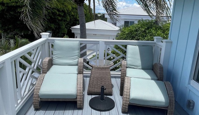 Charming bungalow , walk to beach!