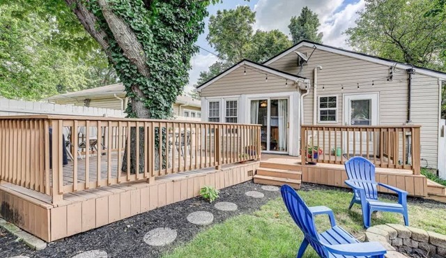 Charming bungalow, deck & fire pit