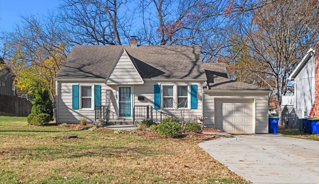 Charming Bungalow with Spacious Yard