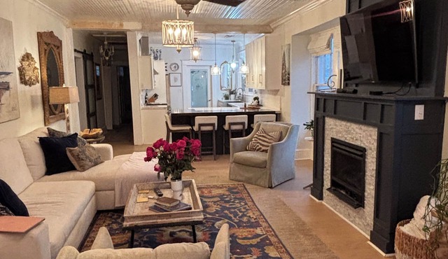 Charming Bungalow, convenience of downtown, yet a tranquil quiet neighborhood