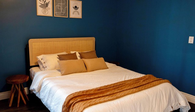 Charming bungalow with WiFi and AC in beautiful Silver Lake!