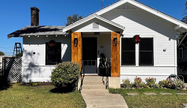 Charming bungalow with AC and WiFi in fantastic San Antonio