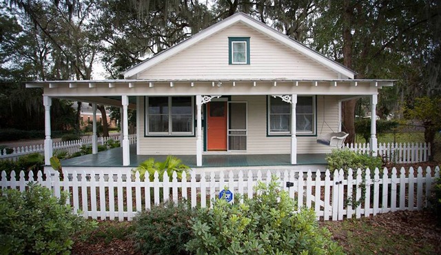Charming bungalow with wraparound porch in Thunderbolt