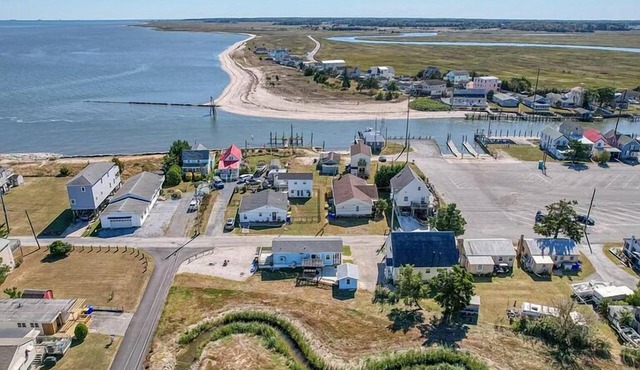 Charming bungalow w water views in Bowers Beach AC WiFi Dover Downs AFB DE Turf