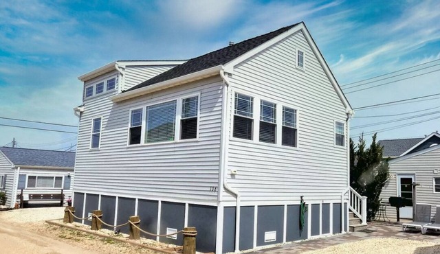 💎 Charming Bungalow with Loft - CLOSE TO THE BEACH! Sleeps 4-5