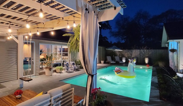 Charming Bungalow with pool/jacuzzi/game room.