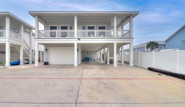 Charming bungalow with full kitchen and living area!